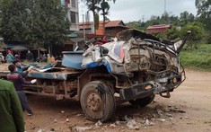Sơn La: Máy xúc san phẳng cabin của xe phooc rồi lao vào nhà dân, 1 tài xế tử vong