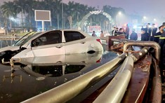 Video quay khoảnh khắc ô tô Hyundai Grand i10 bay lên không trung rồi cắm đầu xuống đài phun nước tại Thái Nguyên