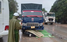 Video quay khoảnh khắc xe máy đối đầu ô tô tải khiến đôi nam nữ tử vong tại Thanh Hóa