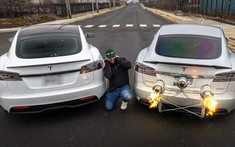 Theo dõi cuộc độ sức giữa Tesla Model S P85D gắn động cơ phản lực với Model S Plaid