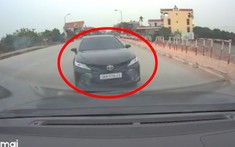 Video: Toyota Camry bất ngờ lấn làn, tông trực diện vào ô tô chạy hướng ngược lại trong ngày đầu năm 2022