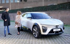 Vừa giới thiệu dải sản phẩm mới, VinFast đã hé lộ ra mắt sedan và SUV điện hoàn toàn mới vào năm sau