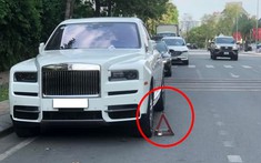 Sài Gòn: Rolls-Royce Cullinan bị "xích chân" bên đường khiến dân mạng tò mò