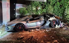Xe tải giao hàng mất lái, tông thẳng vào biệt thự của triệu phú khiến siêu xe Lamborghini Aventador SVJ nát bét