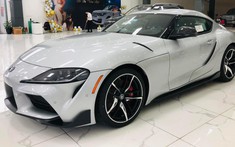 Toyota GR Supra đầu tiên về nước long lanh trong đại lý, trái ngược hình ảnh bụi bám dày đặc ở cảng khiến dân mạng xót xa