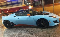 Xuất hiện hình ảnh Lotus Evora GT độc nhất Việt Nam nằm trên xe chuyên dụng trong ngày Minh "Nhựa" thăm showroom bán xe của bạn