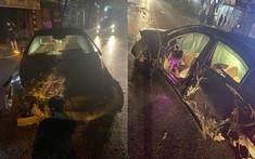 Hải Dương: Xe sang Mercedes-Benz S-Class nát bét đầu xe và cửa tài sau khi tông gãy đôi cột điện bên đường