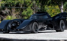 Chiếc Batmobile bản sao này sẽ được bán đấu giá kèm với một hình nộm Batman ở ghế hành khách