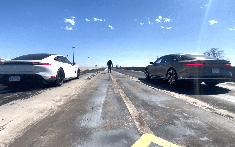 Video này cho thấy Porsche Taycan Turbo S không thể đua tốc độ với Lucid Air Dream Edition P