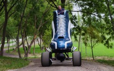 Đây là Roller Skate Car - Chiếc xe độ có hình như giầy trượt patin khổng lồ, ra đời cách đây 30 năm