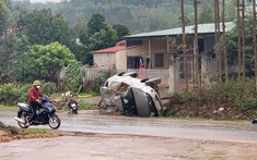 Video quay khoảnh khắc "thánh lật" Toyota Fortuner trượt trên đường rồi "ngửa bụng" tại Bắc Giang