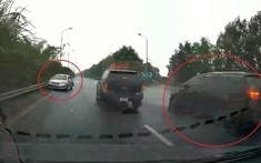 Video: Tài xế Toyota Vios chuyển làn ẩu trên đại lộ Thăng Long và cái kết