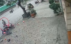 Video: Thanh niên gỡ xe máy, bỏ chạy khỏi hiện trường sau vụ tai nạn khiến nam sinh tử vong tại Hải Phòng
