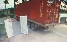 Video: Xe máy va chạm với xe container đang đi từ cổng công ty ra, nữ công nhân bị thương nặng