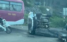 Video quay khoảnh khắc xe 7 chỗ bị ô tô khách tông văng lên dải phân cách rồi lật ngang tại Khánh Hòa