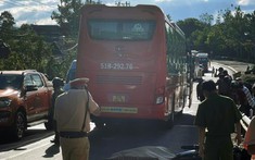 Video: Phanh gấp, thanh niên đi xe máy ngã vào gầm ô tô khách Phương Trang và bị cán tử vong