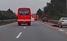 Video: Đứng trên làn dừng khẩn cấp của cao tốc Nội Bài - Lào Cai, tài xế ô tô con bị xe SUV tông ngã
