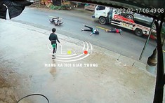 Video: Đứng cạnh xe cứu hộ đỗ trên đường, người đàn ông bị học sinh đi xe máy tông trúng
