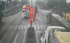 Video quay khoảnh khắc xe container tông văng ô tô tải đang sang đường tại Thanh Hóa