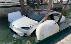 Video: Mặt nước sôi sùng sục sau khi chiếc ô tô điện Tesla Model X rơi xuống biển