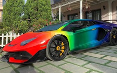 Hoa mắt với bộ áo không thể nổi bật hơn trên siêu xe giới hạn Lamborghini Aventador SVJ của đại gia Sài thành