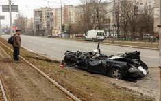 Video: Xe quân sự cán nát chiếc ô tô con trên đường phố Ukraine, tài xế sống sót thần kỳ