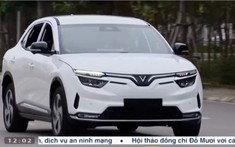 Chủ tịch nước Nguyễn Xuân Phúc trải nghiệm VinFast VF 8 cùng tỷ phú Phạm Nhật Vượng