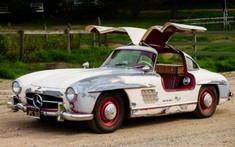 "Xước sẹo đầy mình" nhưng chiếc Mercedes-Benz 300 SL Gullwing 1956 này vẫn được rao bán giá 34 tỷ đồng
