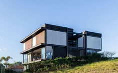 Nhà 2 tầng thân thiện môi trường nằm trên đỉnh đồi tại Brazil