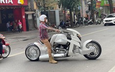 Tuấn Hưng "cưỡi bạch mã" V-Rex Travertson trên phố sau khi đã độ thêm 1 chi tiết