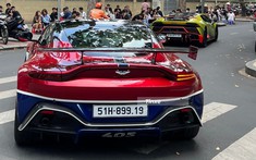 Minh "Nhựa" vẫn dạo phố cùng Aston Martin V8 Vantage sau khi "vợ 2 nóng bỏng" đã về Việt Nam
