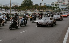 Rất lâu rồi Đà Nẵng mới kẹt cứng vì siêu xe, hàng nghìn người dân chạy xe máy ngắm Koenigsegg Regera