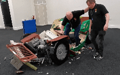 Mô hình xe Jeep Lego kích thước thật mất 2 năm để lắp ráp nhưng rồi tan vỡ trong chốc lát