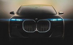 Phiên bản mạnh nhất của dòng BMW 7-Series 2022 lộ diện, có màn hình dài gần 1 mét trên trần xe