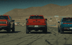 Bán tải điện Rivian R1T "thổi bay" Ram 1500 TRX và Ford F-150 Raptor trên đường đua