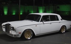 Đây là chiếc Rolls-Royce Silver Shadow 1978 độ mạnh 900 mã lực, biết drift bốc khói mãn nhãn