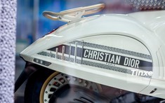 Vespa 946 Christian Dior hiện có giá gần 2 tỷ đồng, bằng giá Mercedes-Benz C300 AMG