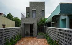 Ngôi nhà 2 giếng trời ngoài xám trong đỏ tại Đồng Nai
