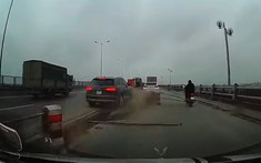 Video quay khoảnh khắc chiếc Audi Q7 ủi dải phân cách trên cầu Thanh Trì, gây tai nạn cho 3 xe máy