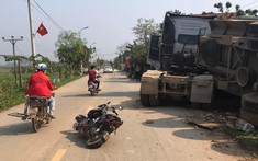 Video: Đánh lái tránh người đi xe máy điện sang đường, xe đầu kéo lật moóc ben