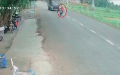 Video: Chạy lấn làn đường, người phụ nữ đi xe máy va chạm trực diện với ô tô tải tại Bến Tre