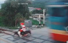 Video quay khoảnh khắc thanh niên vượt rào chắn, băng qua đường ray và bị tàu hỏa tông tử vong tại Bình Định