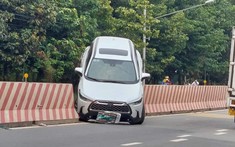 Video: Ô tô Toyota Corolla Cross lùi nhanh như cắt, leo lên dải phân cách tại Bình Dương