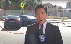 Video: Hai chiếc ô tô va chạm với nhau trong lúc phóng viên đang đưa tin về điểm đen tai nạn