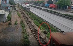 Video: Đứng nói chuyện điện thoại bên cạnh đường ray, người đàn ông bị tàu hỏa tông tử vong