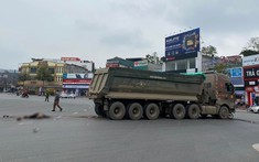 Video: Người đi xe máy bị cuốn vào gầm xe ben và tử vong tại ngã 6 của Lào Cai