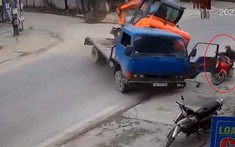 Video: Xe cẩu trên ô tô tải đổ xuống đường, đè tử vong người đàn ông đi xe máy tại Nghệ An