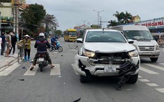Video: Xe bán tải Toyota Hilux lao như tên bắn qua ngã tư, tông tử vong người đi xe máy tại Quảng Ninh