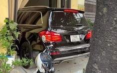 Video quay cảnh chiếc Mercedes-Benz GL400 lùi ra khỏi nhà dân trước khi tông tử vong 1 người phụ nữ tại Quảng Ninh