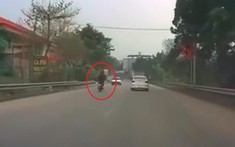Video: Thanh niên đầu trần đi xe máy vượt ẩu, tông trực diện ô tô con tại Thái Nguyên